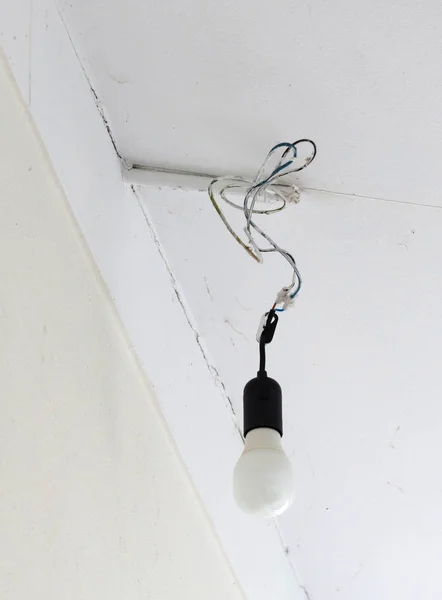Vieja lámpara colgando en el techo —  Fotos de Stock