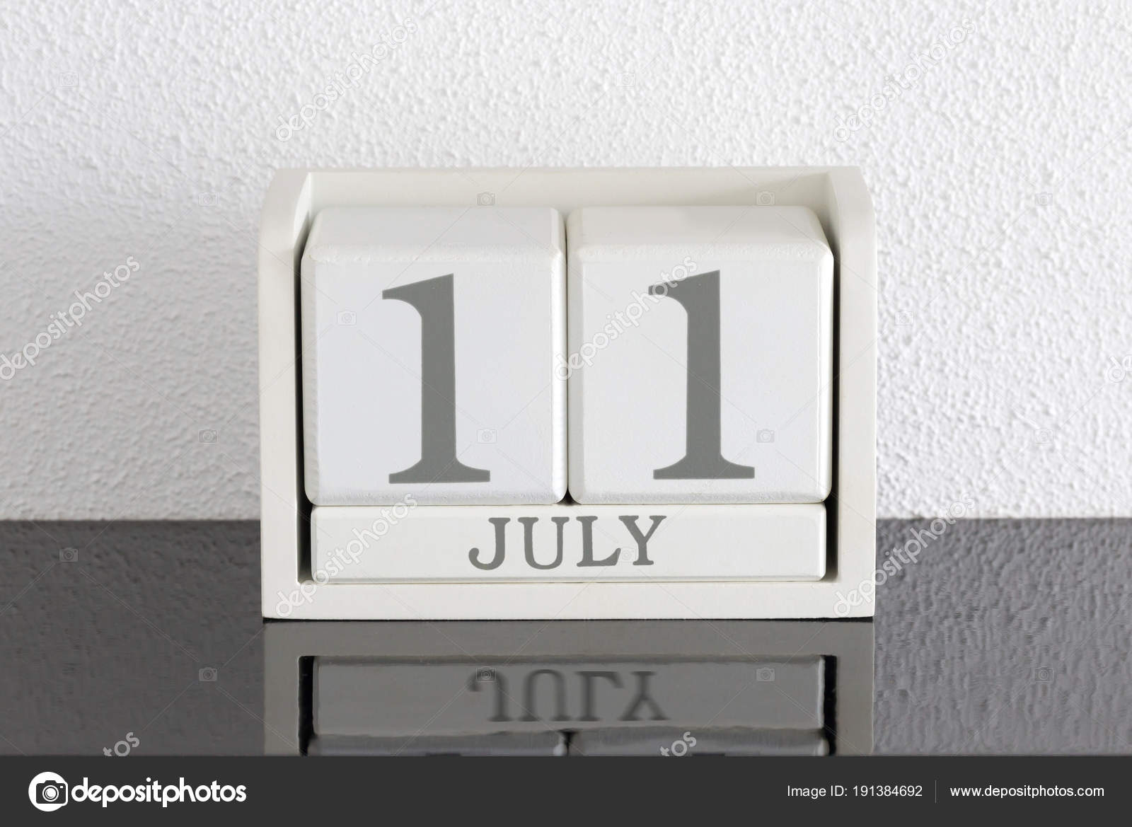 Белый блок календаря настоящее время дата 11 и месяц Июль