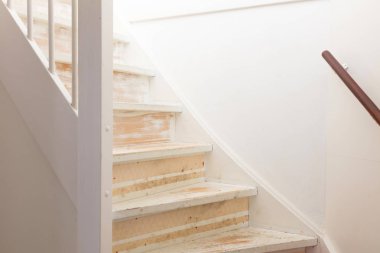 Halı, tutkal ve boya bir vintage merdiven--dan kaldırma