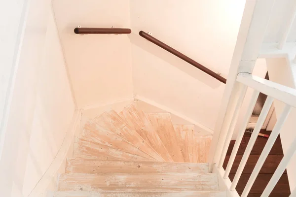 Entfernen von Teppich, Leim und Farbe von einer alten Treppe — Stockfoto