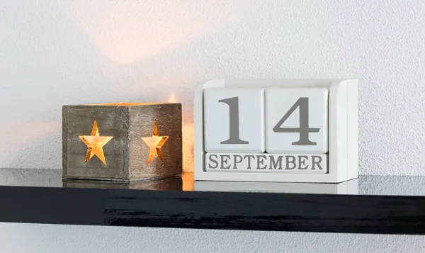 Белый блок календаря настоящее время даты 14 и месяца Сентябрь месяц — стоковое фото