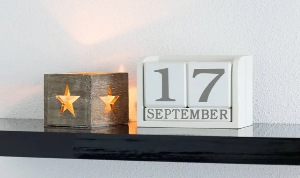 白色方块式日历当前日期17和月9月 — 图库照片
