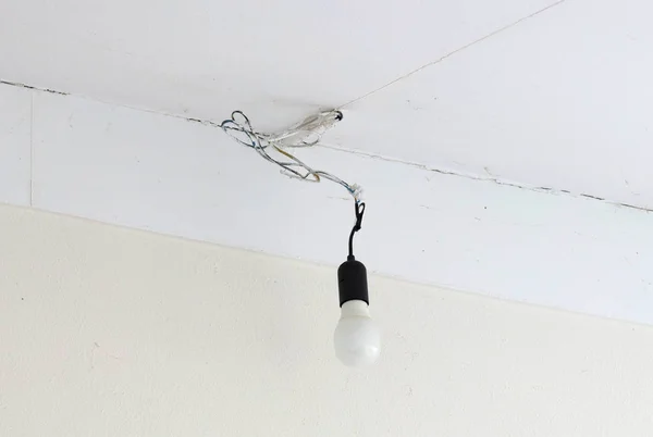 Lâmpada velha pendurada no teto — Fotografia de Stock