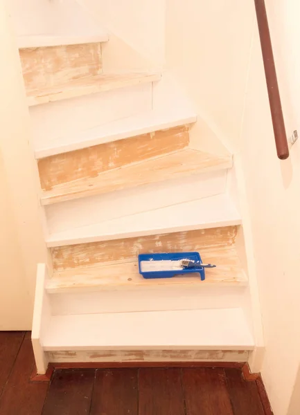 Streichen einer alten Treppe — Stockfoto