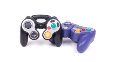 Beyaz arka plan üzerinde video oyun kumandaları 