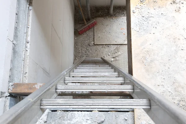 Estaleiro com casa em construção - Escadas para os abetos — Fotografia de Stock