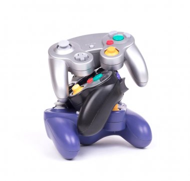 Beyaz arka plan üzerinde video oyun kumandaları 