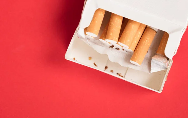 Cigarettes dans un paquet — Photo