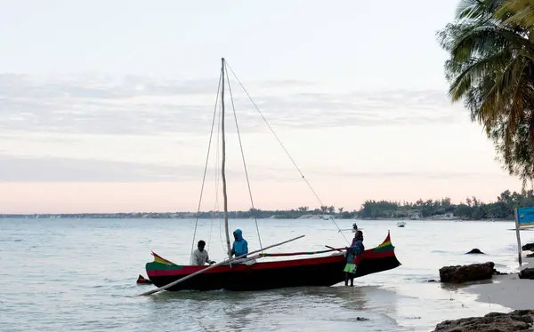 Ifaty, Madagascar su agosto 2, 2019 - Barca da pesca sul mare, th — Foto Stock