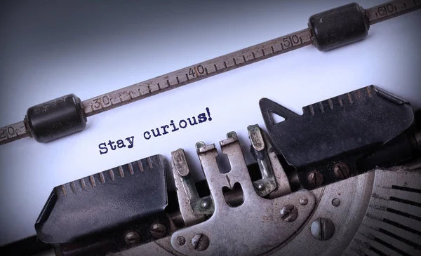 Reste curieux, écrit sur une vieille machine à écrire — Photo