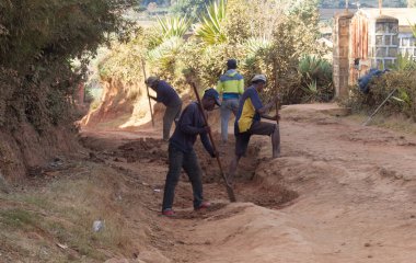 Fiadanana, Madagaskar 27 Temmuz 2019 - Kırsal bir bölgeyi onaran adamlar