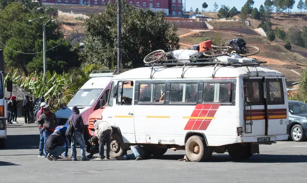 Madagascar on july 23, 2019 - Overloaded bus moves through the v — Stock Photo, Image