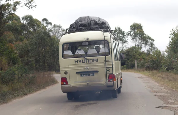 Madagaskar, 25 Temmuz 2019 'da aşırı yüklenmiş otobüs, — Stok fotoğraf