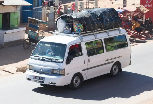 Madagascar on july 25, 2019 - Overloaded bus moves through the v — Stock Photo, Image