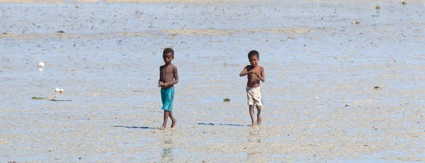 Ifaty, Madagaskar, sierpień 2, 2019 - Dzieci bawiące się na be — Zdjęcie stockowe