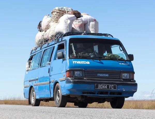 Madagascar on july 30, 2019 - Overloaded bus moves through the v — Stock Photo, Image