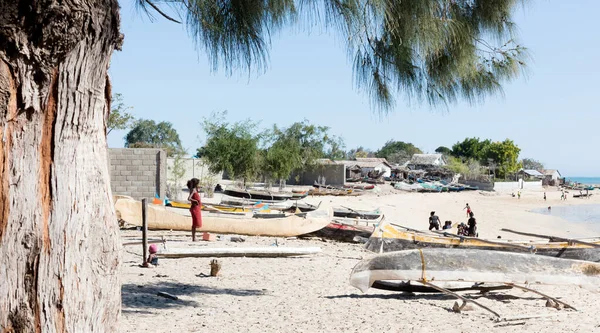 Ifaty, Madagaskar na 2 sierpnia 2019 - Łodzie rybackie na plaży — Zdjęcie stockowe