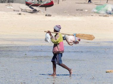 Ifat, Madagaskar 2 Ağustos 2019 - B üzerinde yürüyen balıkçı