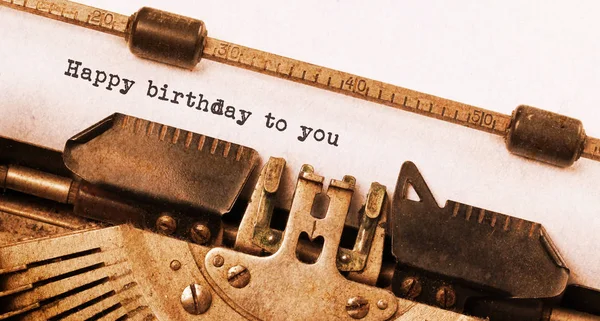 祝你生日快乐，写在一台旧打字机上 — 图库照片