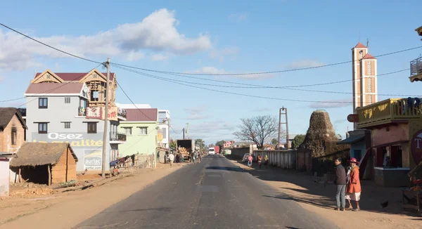 Madagascar il 25 luglio 2019 - Veduta di una tipica città sulla strada — Foto Stock