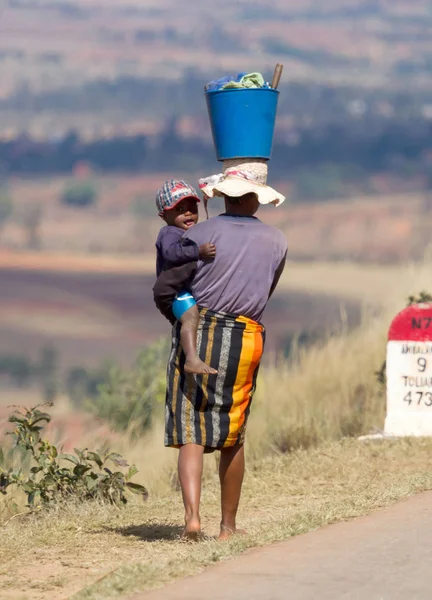 Madagascar on july 29, 2019 - African woman transport, carrying — Stock Photo, Image