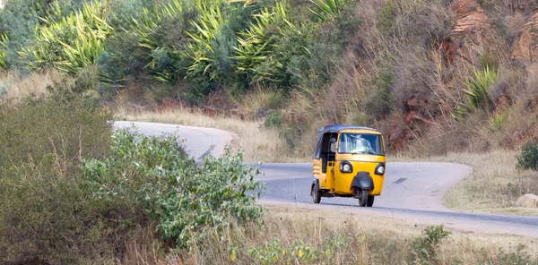 Madagaskar 'da Tuktuk taksisi — Stok fotoğraf
