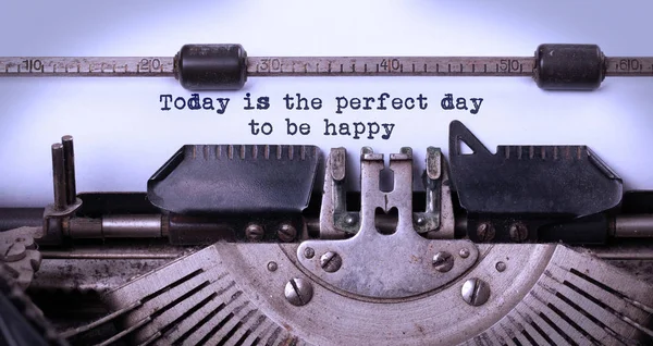 Today is the perfect day to be happy, written on an old typewrit — ストック写真