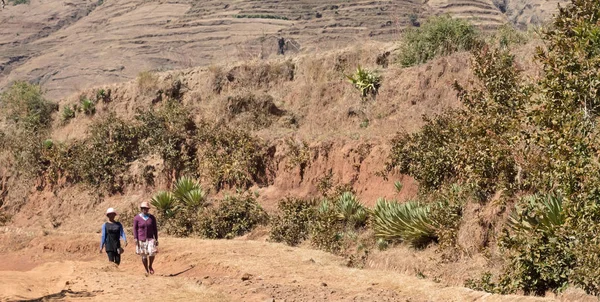 Madagascar on july 26, 2019 - Two women walking on a rural road — Stock Photo, Image