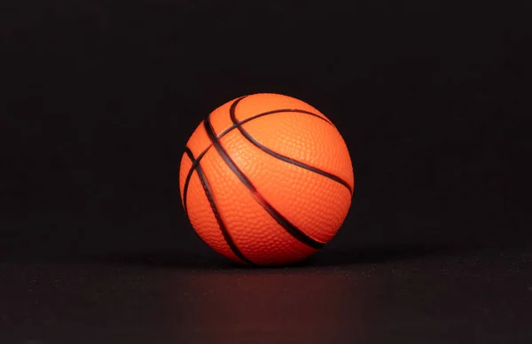 Einzelnes kleines Gummispielzeug in Form von Basketball — Stockfoto