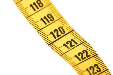 Beyaz üzerine izole edilmiş sarı bir mezura yakın plan - 120