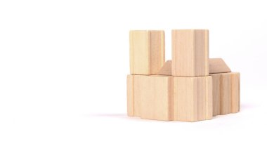 Küçük tahta bloklar, kilise ya da katedral figürleri.