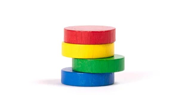 Fichas circulares de madera de diferentes colores, rojo, verde, azul —  Fotos de Stock