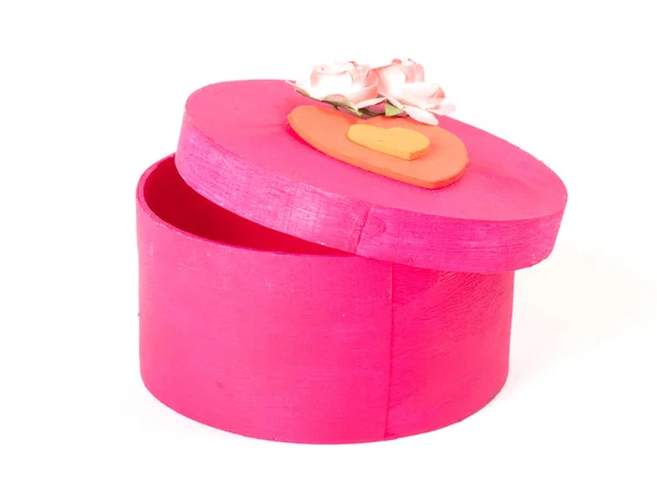 Pequeña caja rosa con corazones y rosas — Foto de Stock