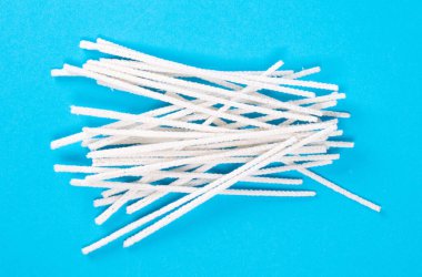 Küçük beyaz boru temizleyicileri.