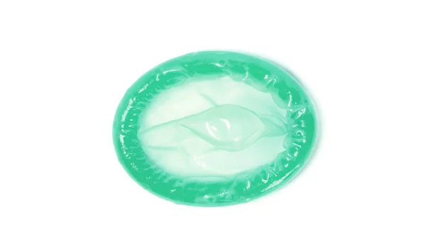 Зеленый презерватив, изолированный — стоковое фото