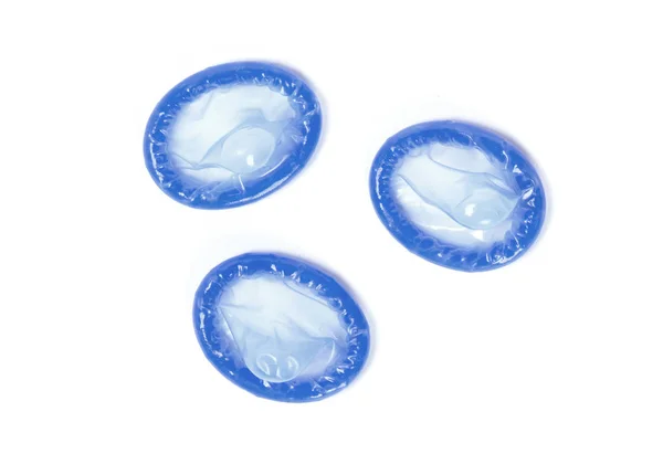 Blauw condoom, geïsoleerd — Stockfoto