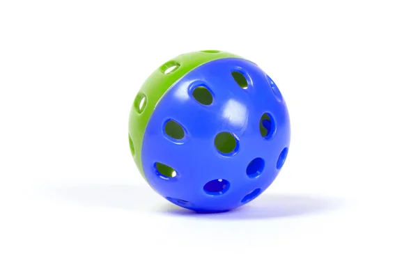 Γάτα πολύχρωμο πλαστικό παιχνίδι μπάλα απομονωμένη — Φωτογραφία Αρχείου