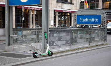 Berlin, Almanya - Aralık 2019: Almanya 'da E-hareketlilik: Çöpe atma