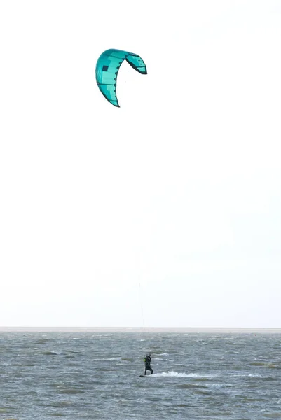 Kitesurf sulle onde — Foto Stock
