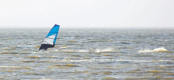 Surf sulle onde — Foto Stock