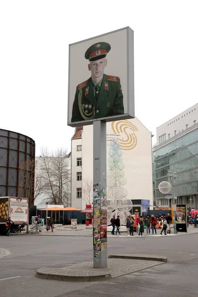 Берлин, Германия - 20 декабря 2019 года: Люди посещают знаменитую Чекпо — стоковое фото