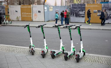 Berlin, Almanya - Aralık 2019: Almanya 'da E-hareketlilik: Çöpe atma