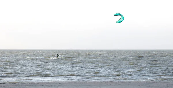 Kitesurf sulle onde — Foto Stock