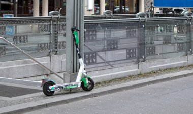 Berlin, Almanya - Aralık 2019: Almanya 'da E-hareketlilik: Çöpe atma