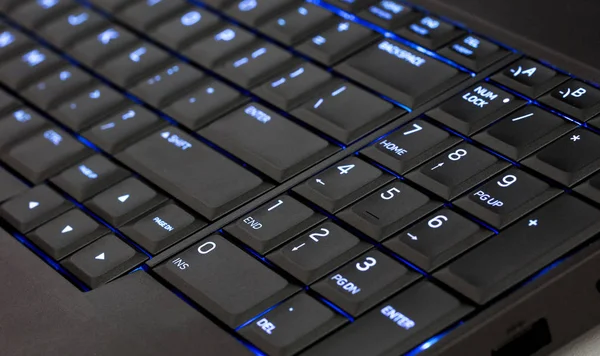 Primer plano led retroiluminado ordenador portátil teclado —  Fotos de Stock