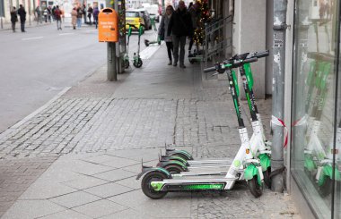 Berlin, Almanya - Aralık 2019: Almanya 'da E-hareketlilik: Çöpe atma