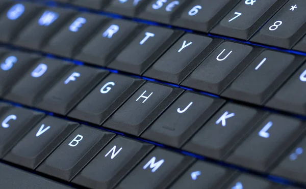 Zbliżenie doprowadziły podświetlany komputer laptop klawiatura — Zdjęcie stockowe