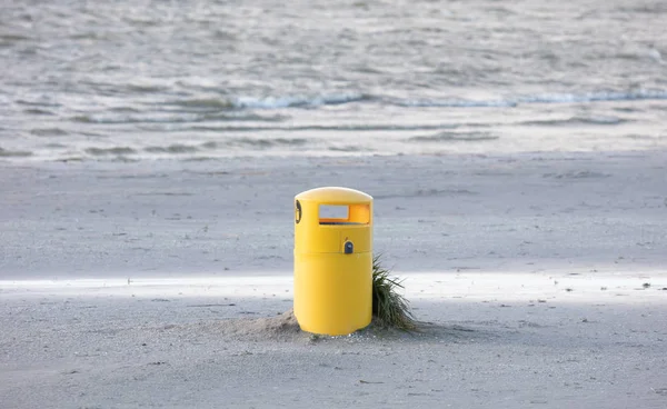 Waste bin on a sandy beach — Stock Photo, Image