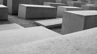 Berlin, Almanya'nın merkezinde modern Soykırım anıtı