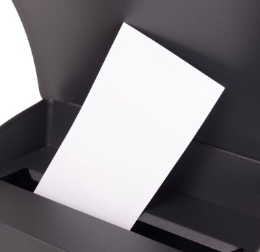 Beyaz arkaplanda izole edilmiş modern posta kutusu